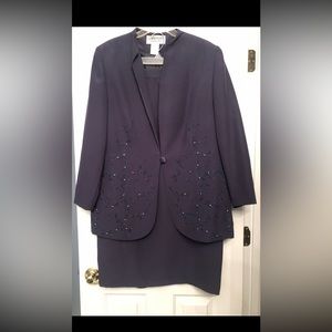 Formal 2pc suit with long jacket and ankle-length straight skirt. Size 16W.